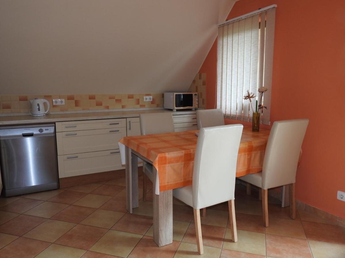 Petra Apartmanhaz Badacsonytomaj Buitenkant foto